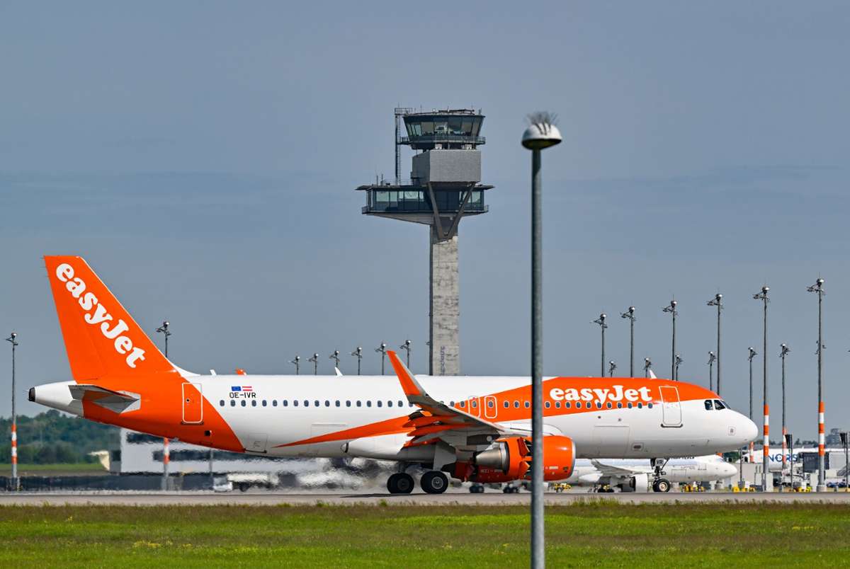 Technischer Defekt: Rauchgeruch: Flugzeug muss in München landen - Bayern
