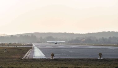Flughafen Augsburg: Pilot verliert Kontrolle – Flugzeug kommt bei Landung von der Piste ab