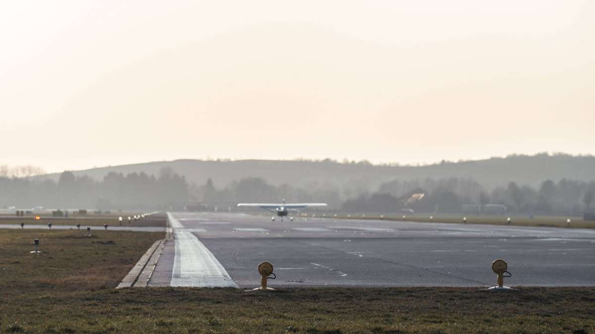 Flughafen Augsburg: Pilot verliert Kontrolle – Flugzeug kommt bei Landung von der Piste ab