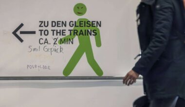 Hauptbahnhof in Stuttgart: Männergruppe bedrängt Frau – Einer beißt ihr den Ohrring ab