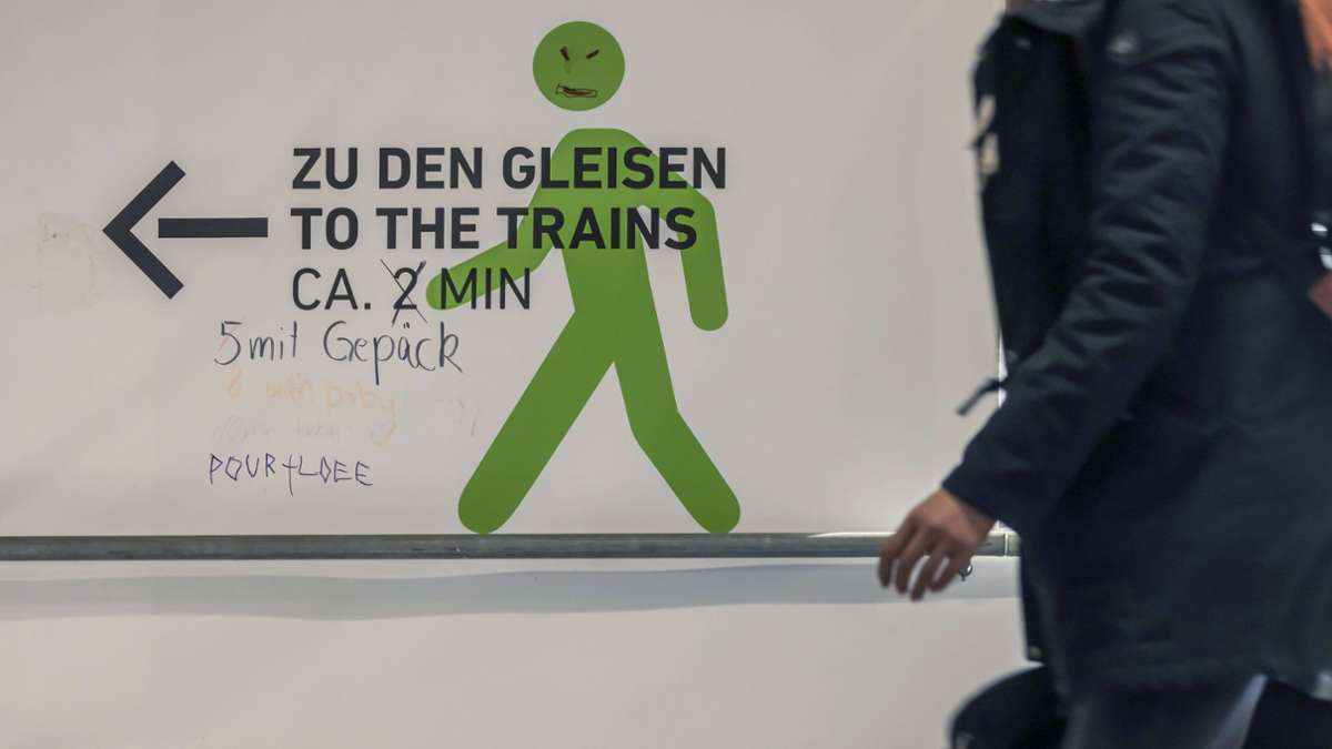 Hauptbahnhof in Stuttgart: Männergruppe bedrängt Frau – Einer beißt ihr den Ohrring ab