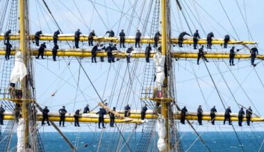Marinesoldaten stehen bei der Ausfahrt aus dem Hafen Warnemünde an den Rahen auf dem Segelschulschiff Gorch Fock.