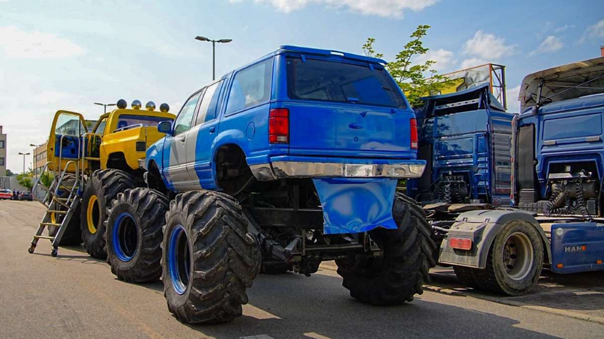 Kreis Esslingen: Auto fährt bei Stuntshow in Zuschauermenge - mehrere Verletzte