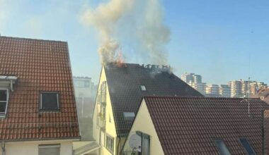 Stuttgart-Botnang: Dachstuhlbrand hält Feuerwehr in Atem