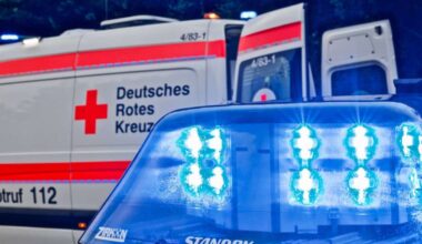 Unfall in Stuttgart-Plieningen: Über rote Ampel gefahren? VW kollidiert mit Mercedes – drei Verletzte