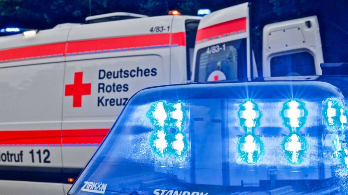 Unfall in Stuttgart-Plieningen: Über rote Ampel gefahren? VW kollidiert mit Mercedes – drei Verletzte