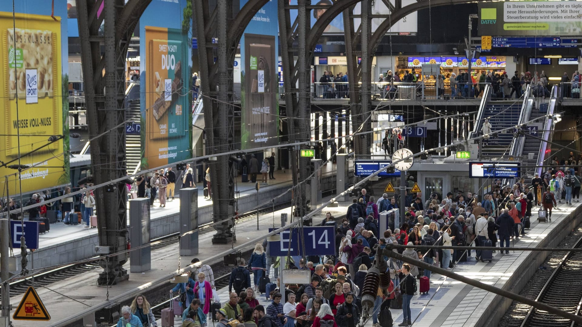 Menschen warten am Bahnsteig im Hauptbahnhof Hamburg (Symbolbild): Fahrgäste müssen am Samstag mit Verzögerungen rechnen.