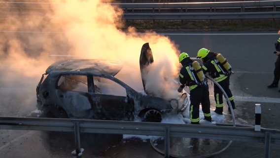 Ein brennender Pkw steht auf der A31. © Nord-West-Media TV 