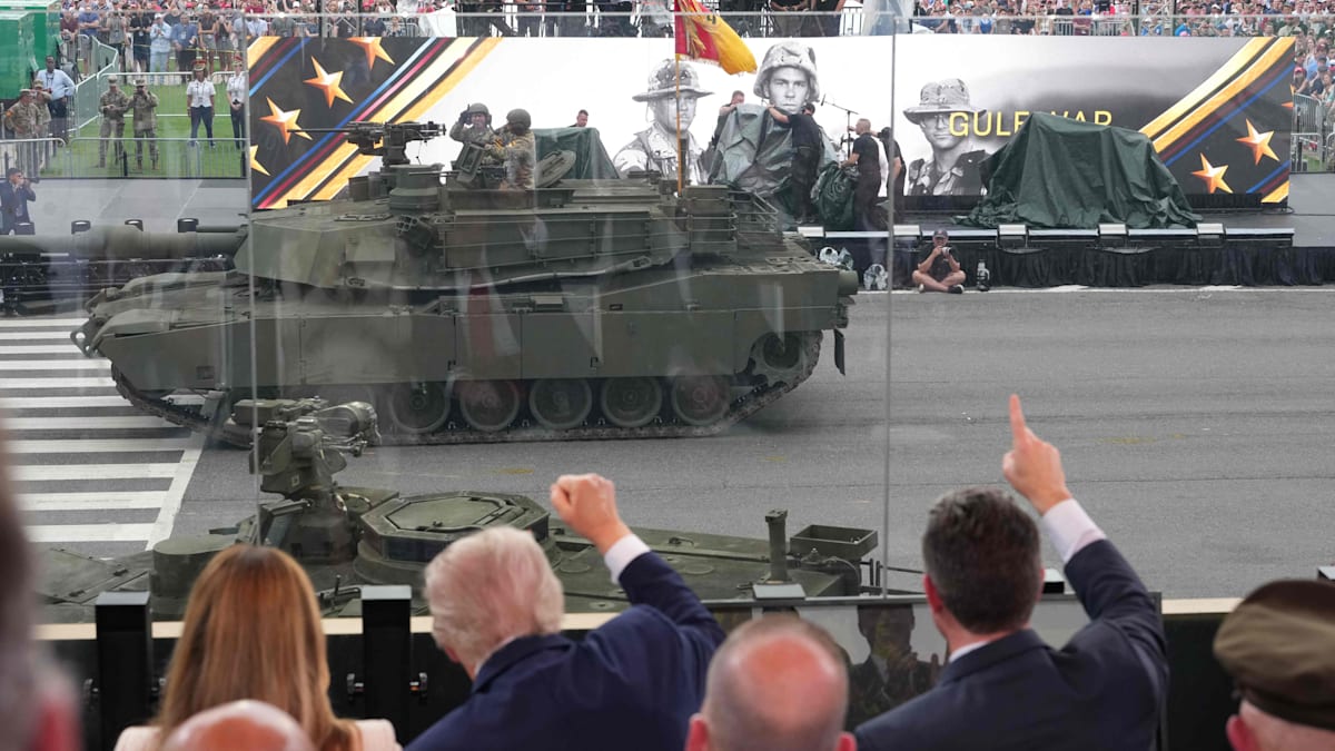 Parade in den USA: Als die M1-Abrams-Panzer vorbeirollen, ertönt ein gewaltiges Gitarrenriff