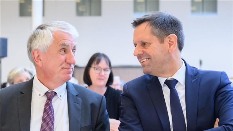 Ministerpräsident Olaf Lies (rechts), hier mit dem scheidenden NLT-Hauptgeschäftsführer Hubert Meyer, betonte die Bedeutung der Kommunen.