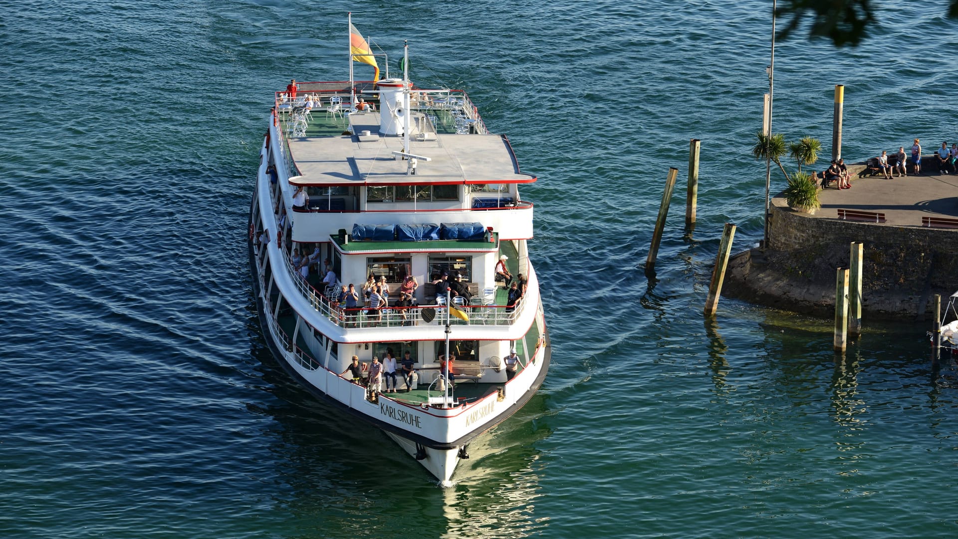 MS Karlsruhe beim Hafen Meersburg: Von dem stillgelegten Schiff soll ein Mann ins Wsser gesprungen und verschwunden sein.