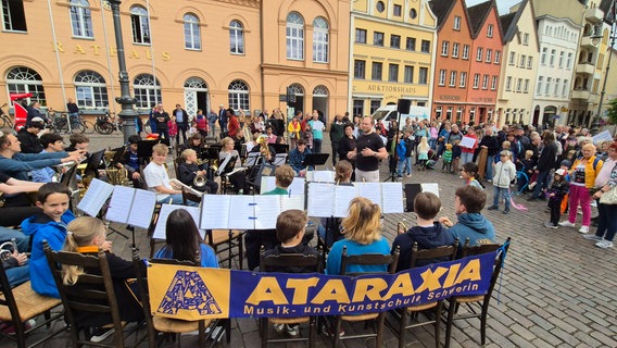 Demonstrierende vor Musik-Schülern, die auftreten. © NDR Foto: Fabian Weißhaupt