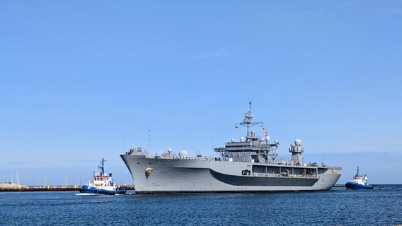 Die USS Mount Whitney ist am Vormittag für das Manöver BaltOps in Warnemünde eingelaufen. © NDR Foto: Carolin Beyer