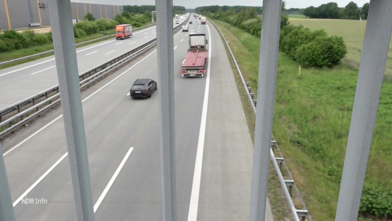 Niedersachsen Hamburg: Gegenstände auf A1 und A7 geworfen: Zwei Festnahmen