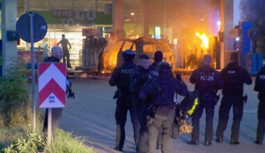 Niedersachsen: Mit brennendem Auto und Axt auf der Tankstelle: Mann in U-Haft