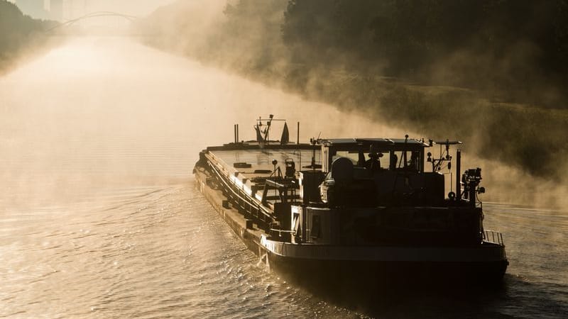 Nebelschwaden im Licht der aufgehenden Sonne liegen über dem Mittellandkanal (Archivbild): Zwei Schiffe sind am Freitag kollidiert.