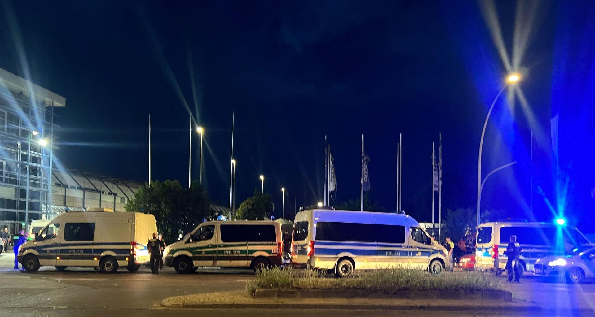 Aktivisten der sich selbst ernannten "neuen Generation" blockieren die Zufahrten zur Druckerei des Springer Verlages in Berlin Spandau. Die Polizei unterbindet es.