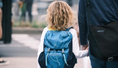 Einige Berliner Familien haben den Schulplatzbescheid bereits – andere bangen noch