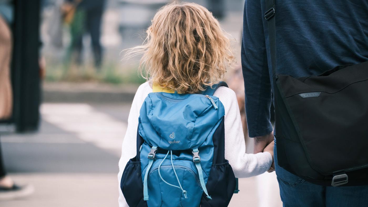 Einige Berliner Familien haben den Schulplatzbescheid bereits – andere bangen noch
