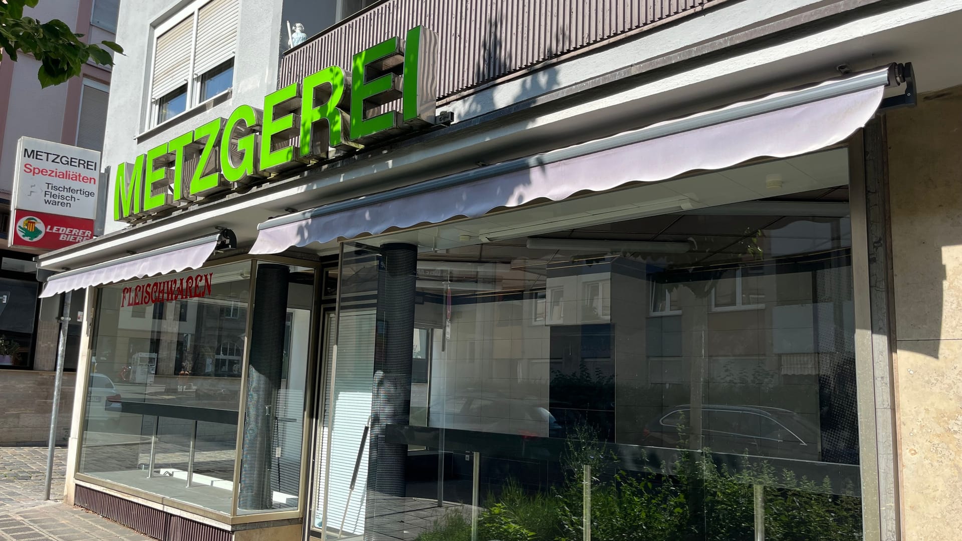 Noch steht "Metzgerei" in dicken Buchstaben vor dem Laden: Die Theke im Inneren ist allerdings schon abgebaut.