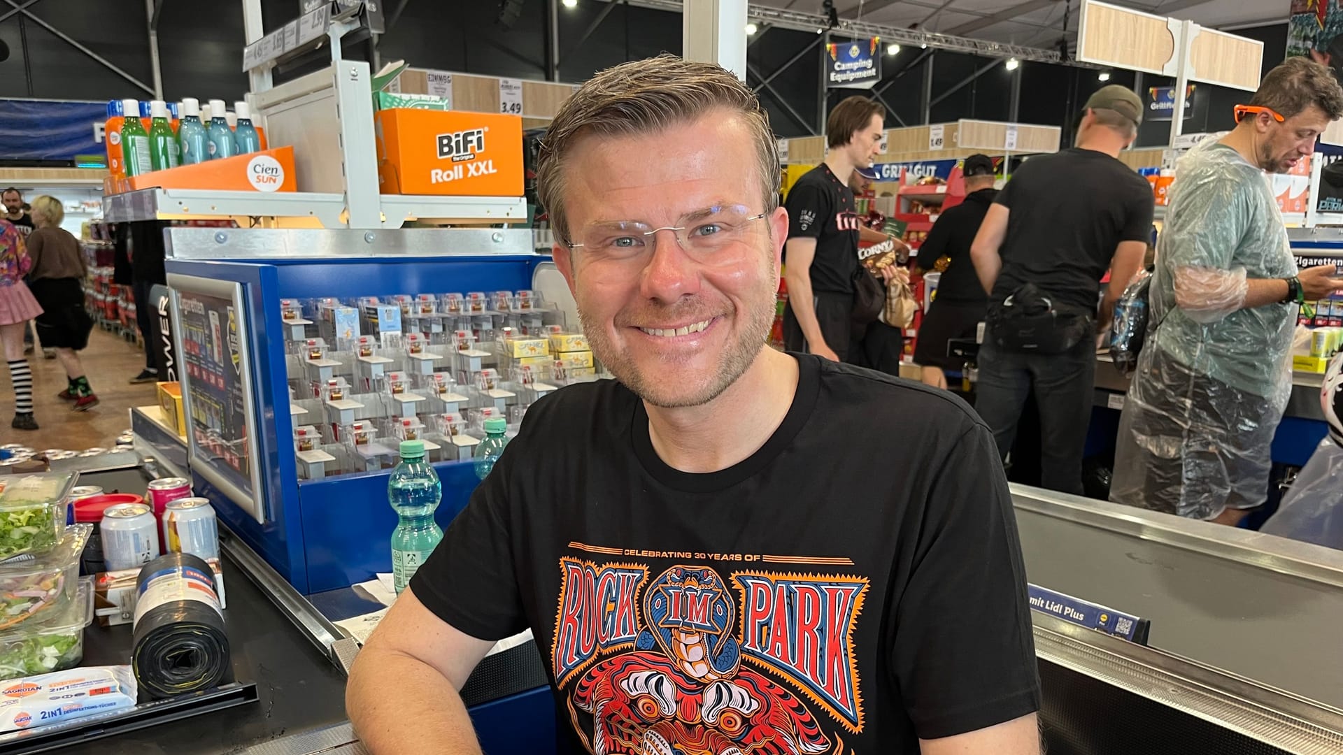 Nürnbergs Oberbürgermeister Marcus König (CSU): Er verkaufte am Samstag Pizza, Bier, feuchtes Toilettenpapier und Co. bei Rock im Park.