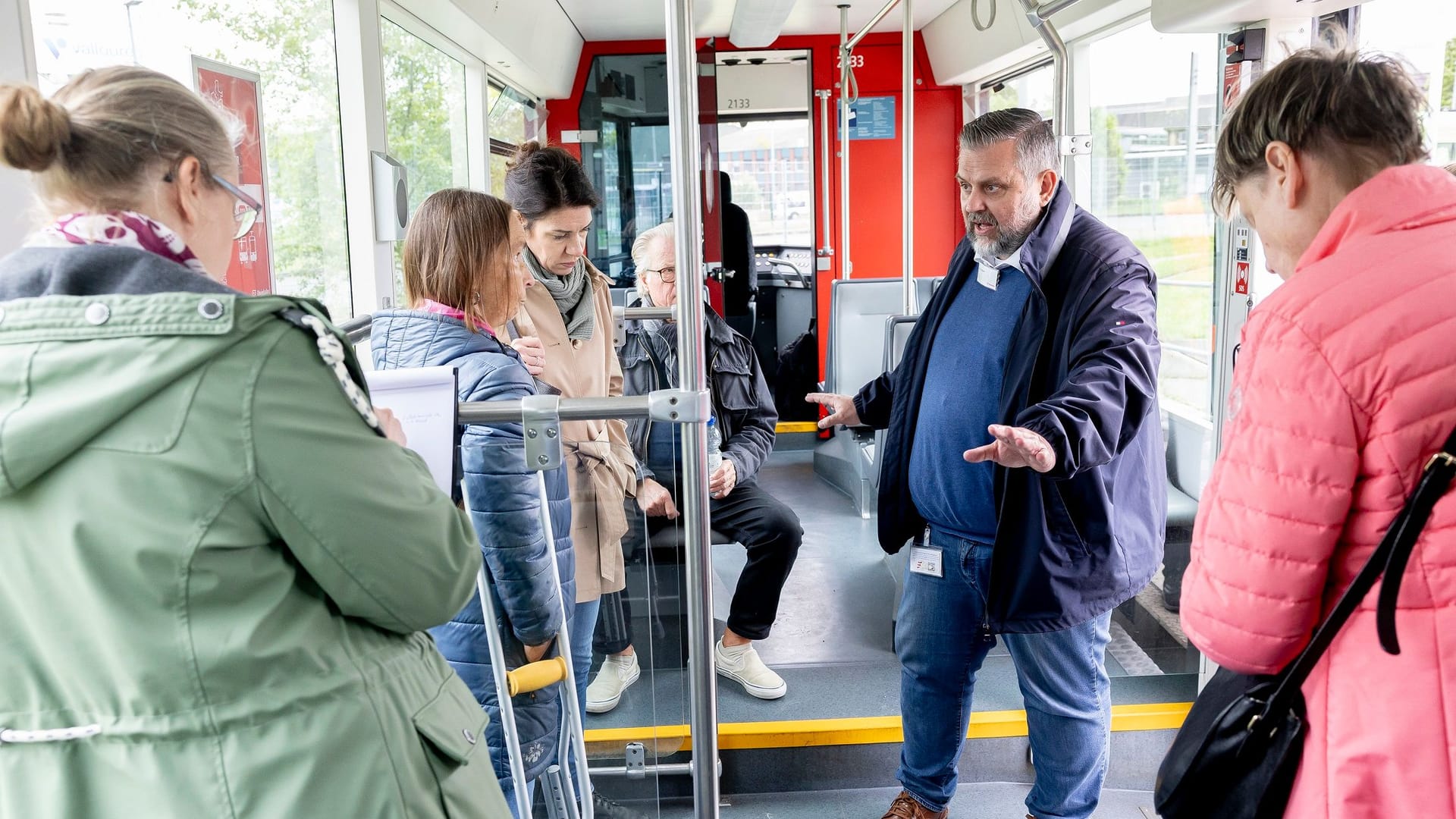 Praxistest in einer Rheinbahn: Tim Bäumken musste einige Fragen der Gäste beantworten.