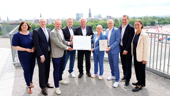 Katharina Fegebank (Zweite Buergermeisterin Hamburg), Thomas Arnold (Vorstand Finanzen, DOSB), Andy Grote (Senator fuer Inneres und Sport Hamburg), Daniel Guenther (Ministerpraesident Schleswig-Holstein), Volker Bouffier (DOSB-Vorstand mit besonderen Aufgaben), Kerstin Holze (Vizepraesidentin, Deutscher Olympischer Sportbund, DOSB), Dr. Peter Tschentscher (Erster Buergermeister Hamburg), Michael Mronz (Mitglied DOSB-Praesidium und IOC-Mitglied), Praesidentin Katharina von Kodolitsch (Hamburger Sportbund, HSB) © Witters Foto: FrankPeters