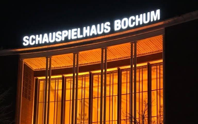 Das Schauspielhaus leuchtet Orange zum internationalen Tag gegen Gewalt gegen Frauen