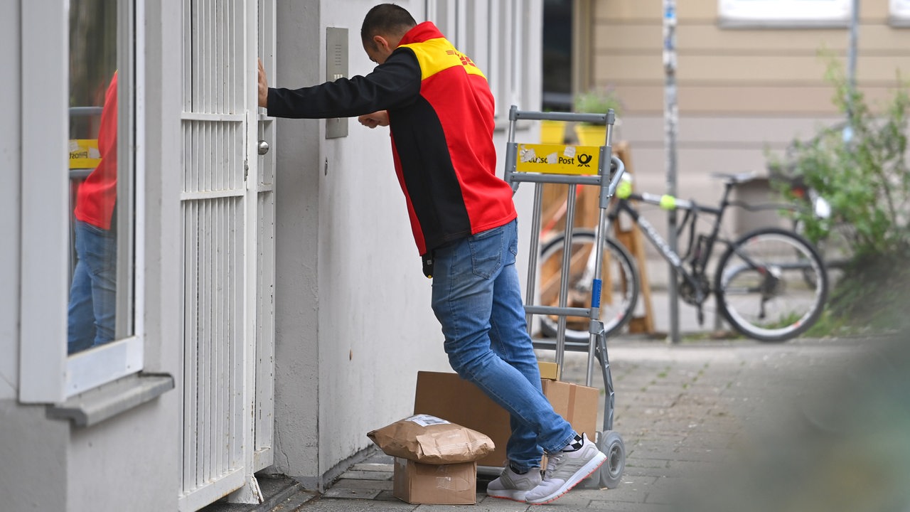 Räuberduo überfällt Paketboten mit Reizgas in Bremen-Osterholz