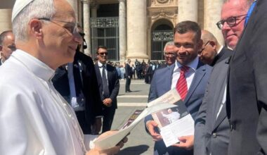 Meringer überreicht Leo XIV. das erste deutsche Buch über den Papst