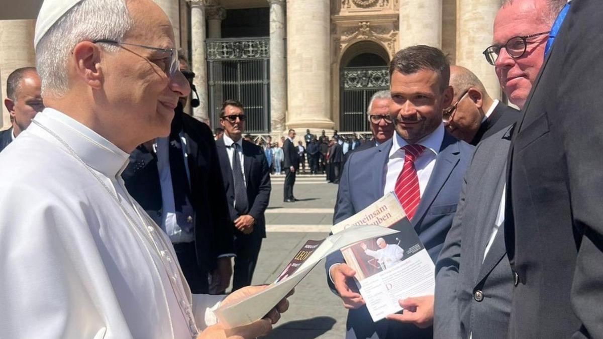 Meringer überreicht Leo XIV. das erste deutsche Buch über den Papst