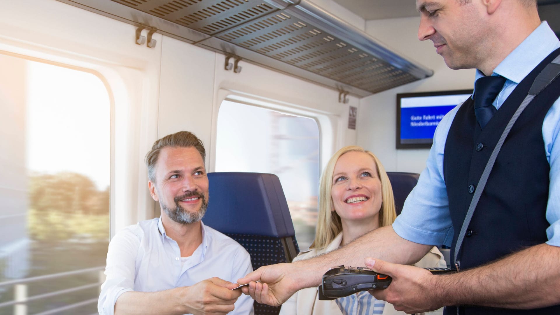 Passagiere bei einer Fahrkartenkontrolle im Zug (Symbolfoto): Ein Fahrkartenkontrolleur ist beim Arbeitszeitbetrug erwischt worden.
