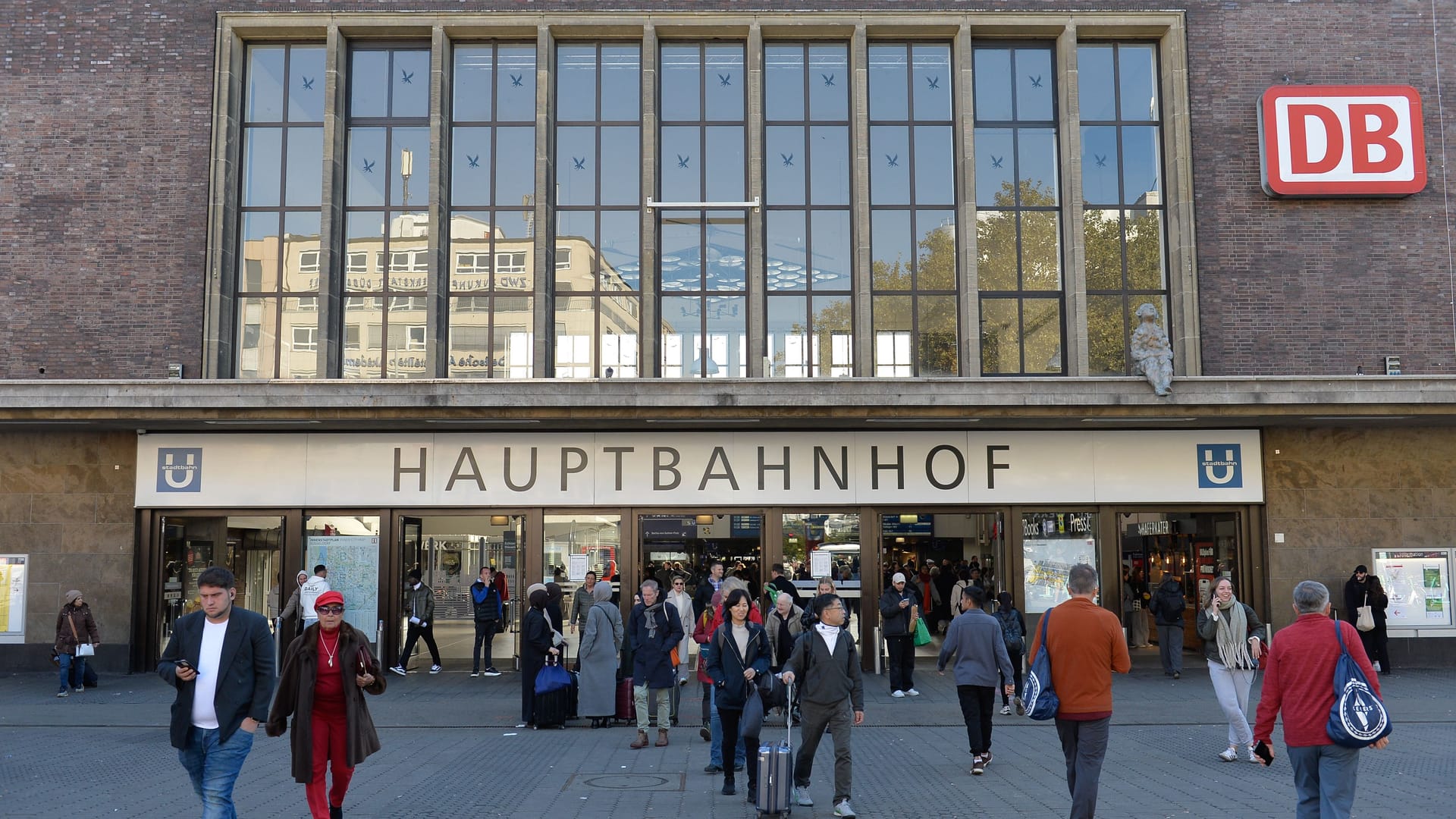 Passanten vor dem Düsseldorfer Hauptbahnhof (Symbolfoto): Ein Geschäft in der Nähe ist durch eine Lebensmittelkontrolle gefallen.