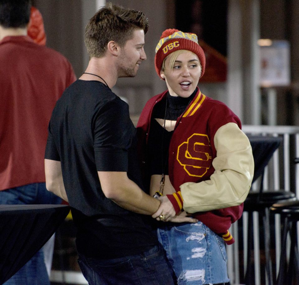 Patrick Schwarzenegger und Miley Cyrus bei einem College-Footballspiel im November 2014 in Los Angeles.