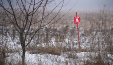 Ein Gefahrenschild warnt vor Minenfeldern im umkämpften Gebiet zwischen der Ukraine und Russland