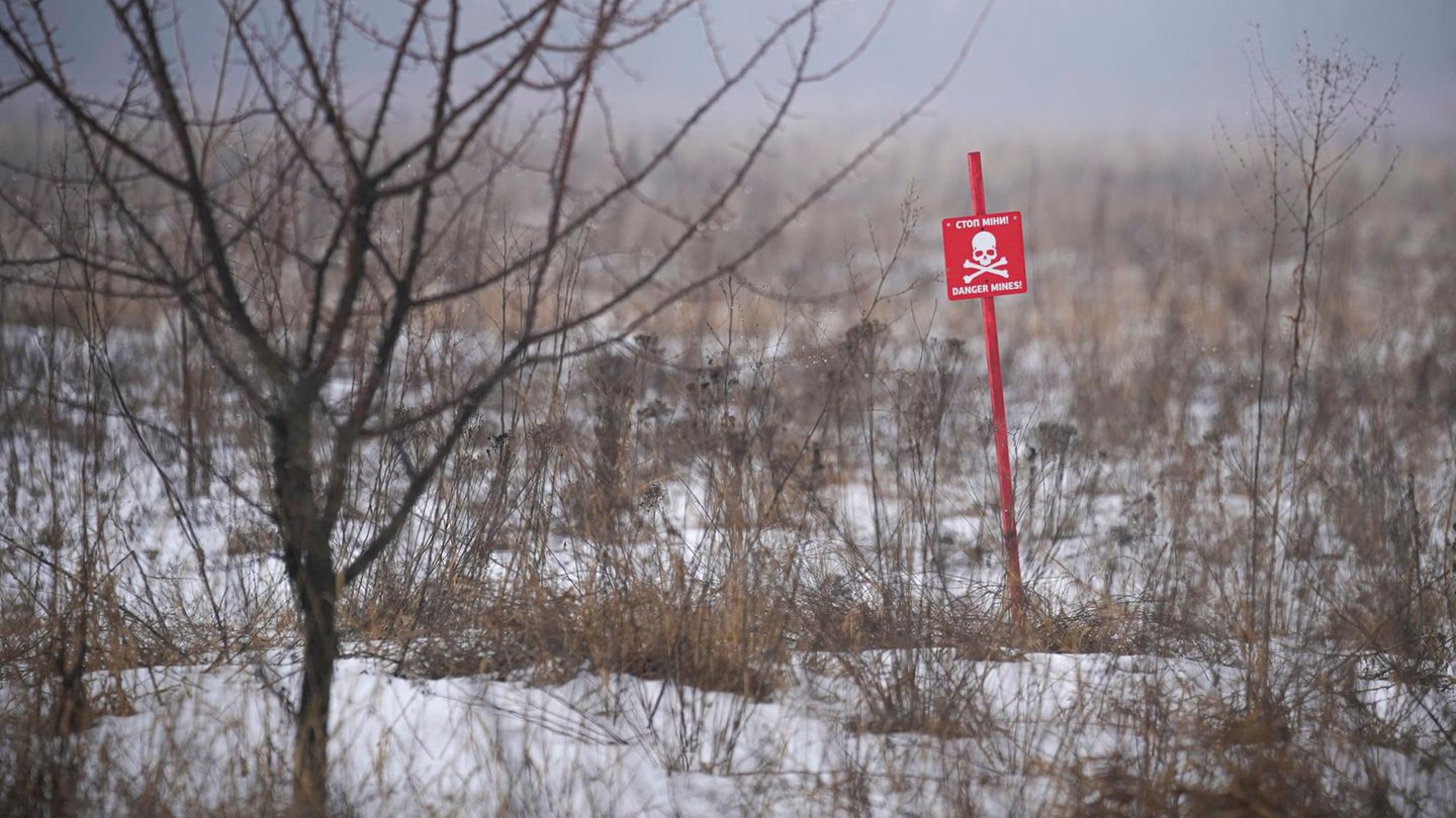 Ein Gefahrenschild warnt vor Minenfeldern im umkämpften Gebiet zwischen der Ukraine und Russland