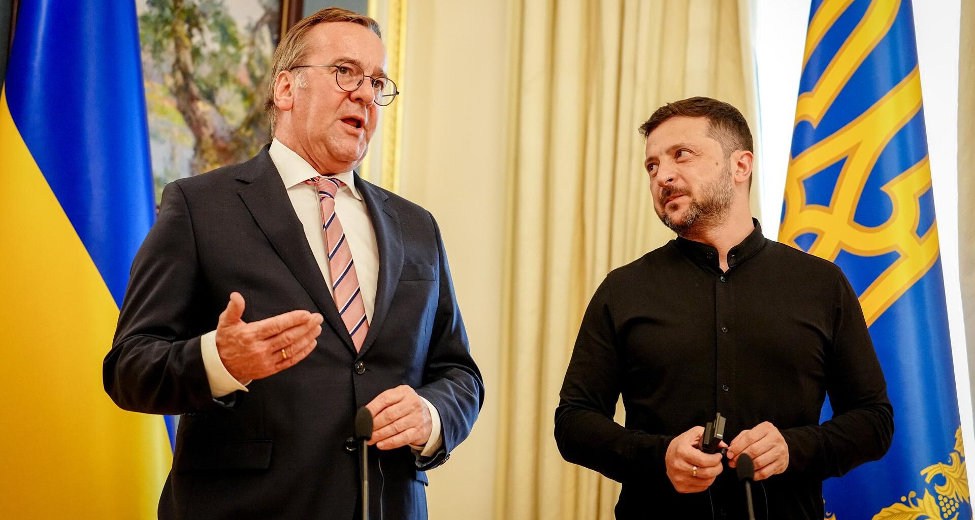 Boris Pistorius (SPD, l), Bundesminister der Verteidigung, und Wolodymyr Selenskyj, Präsident der Ukraine, geben nach einem Gespräch eine Pressekonferenz.