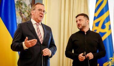 Boris Pistorius (SPD, l), Bundesminister der Verteidigung, und Wolodymyr Selenskyj, Präsident der Ukraine, geben nach einem Gespräch eine Pressekonferenz.