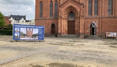 Plakat erklärt Umbaupläne für Schlossplatz in Wiesbaden