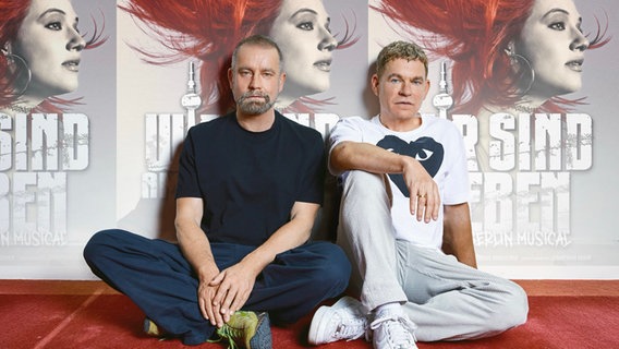 Ulf Leo Sommer und Peter Plate sitzen vor einem Plakat © Ferran Casanova/Theater des Westens/dpa Foto: Ferran Casanova