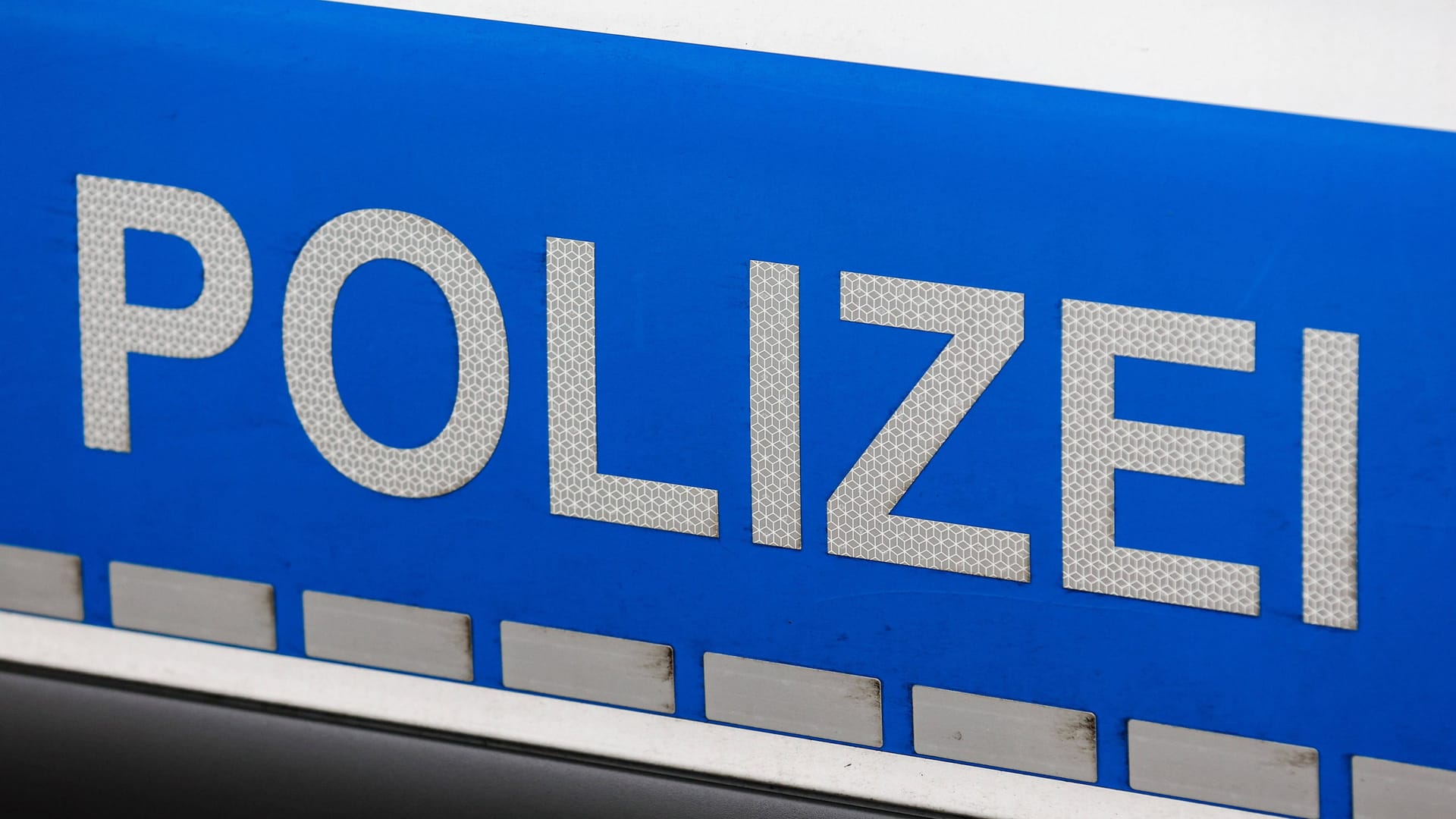 "Polizei" auf einem Einsatzfahrzeug (Symbolbild): Nach den Angriffen in Dresden laufen die Ermittlungen.