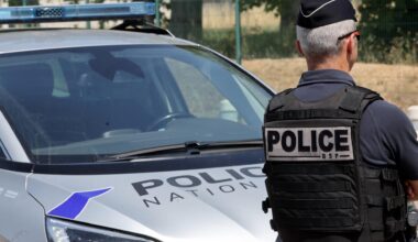 französischer Polizist vor Polizeiauto