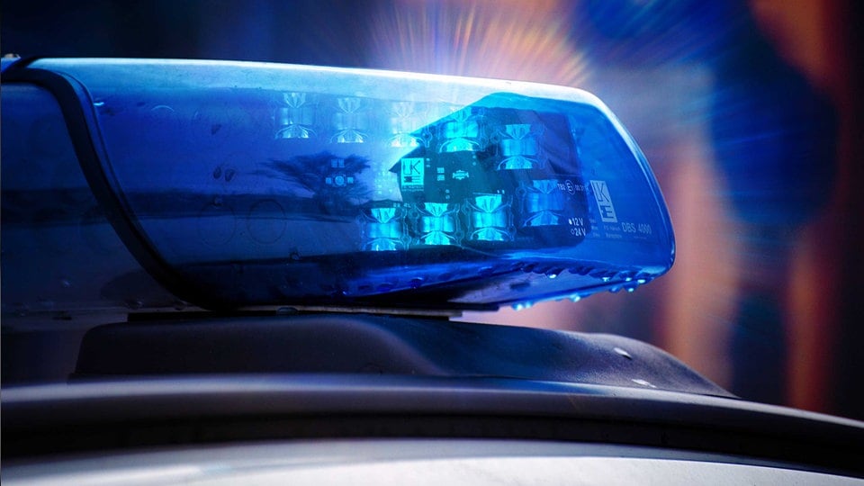 Polizei ermittelt: Jugendlicher auf der Straße durch Schuss in Freital verletzt