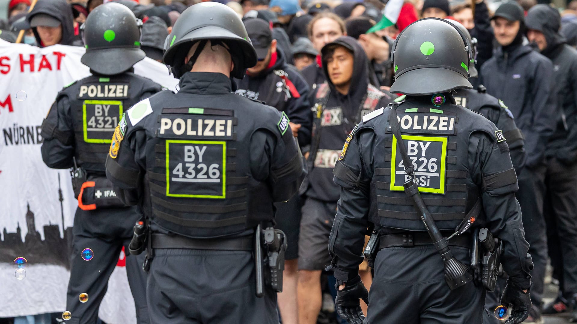 Polizeieinsatz bei Montagsdemo in Nürnberg: Ein Großaufgebot der Polizei trennte beide Lager.