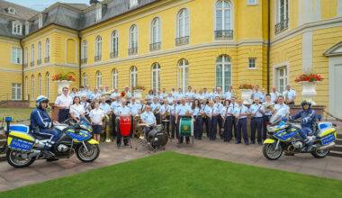 Polizeimusikkorps Karlsruhe spielt mit Startrompeter Walter Scholz auf der Seebühne im Karlsruher Stadtgarten