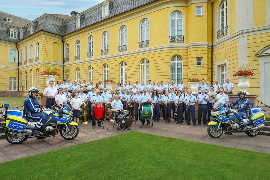 Polizeimusikkorps Karlsruhe spielt mit Startrompeter Walter Scholz auf der Seebühne im Karlsruher Stadtgarten
