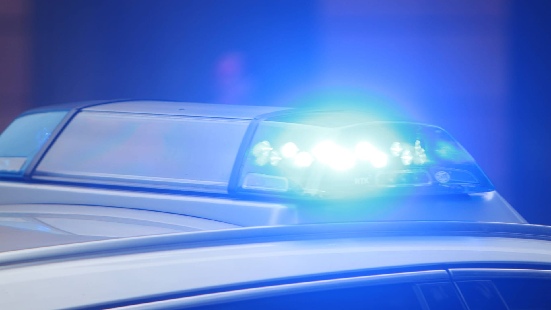 Polizeiwagen mit Blaulicht (Symbolbild): Bislang geht die Polizei von insgesamt drei Verletzten aus.