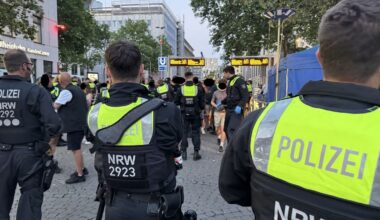 Polizisten an der Kontrollstelle Bolker Stern: Die Durchsuchungen verliefen nicht ohne Fund.