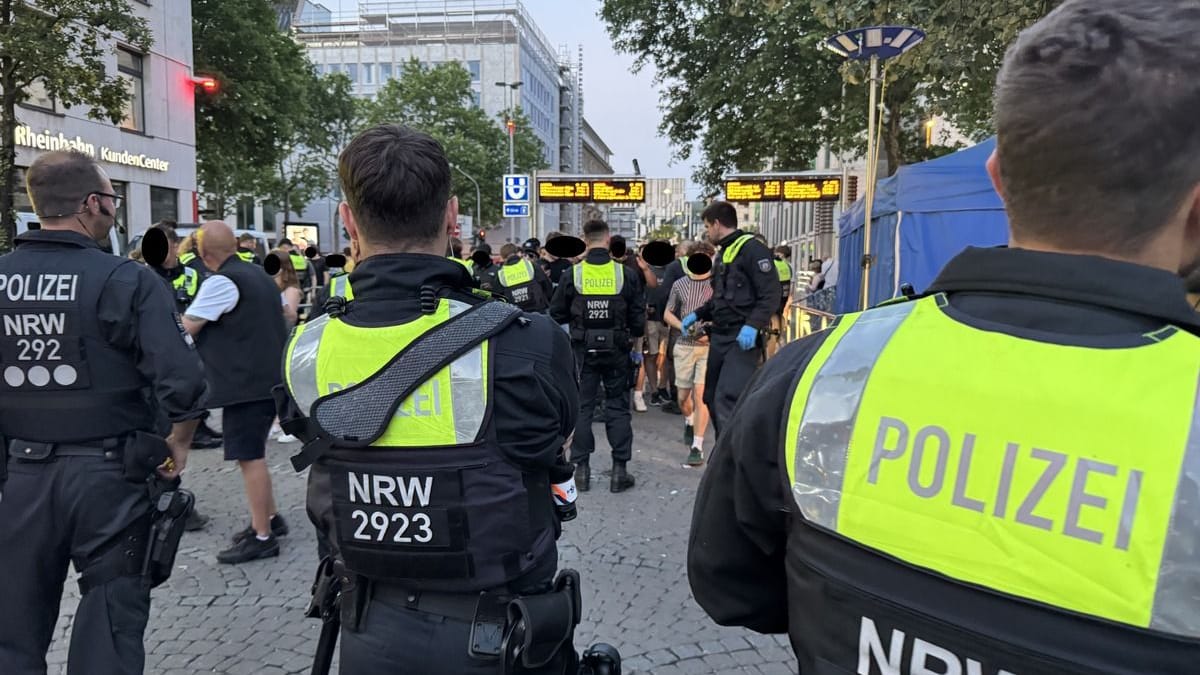Polizisten an der Kontrollstelle Bolker Stern: Die Durchsuchungen verliefen nicht ohne Fund.