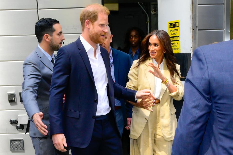 Sie flirtet mit den Kameras und grüßt die Fans, er schiebt sich genervt durch die Menge: Die Rollenverteilung von Prinz Harry und Herzogin Meghan ist derzeit klar geregelt.